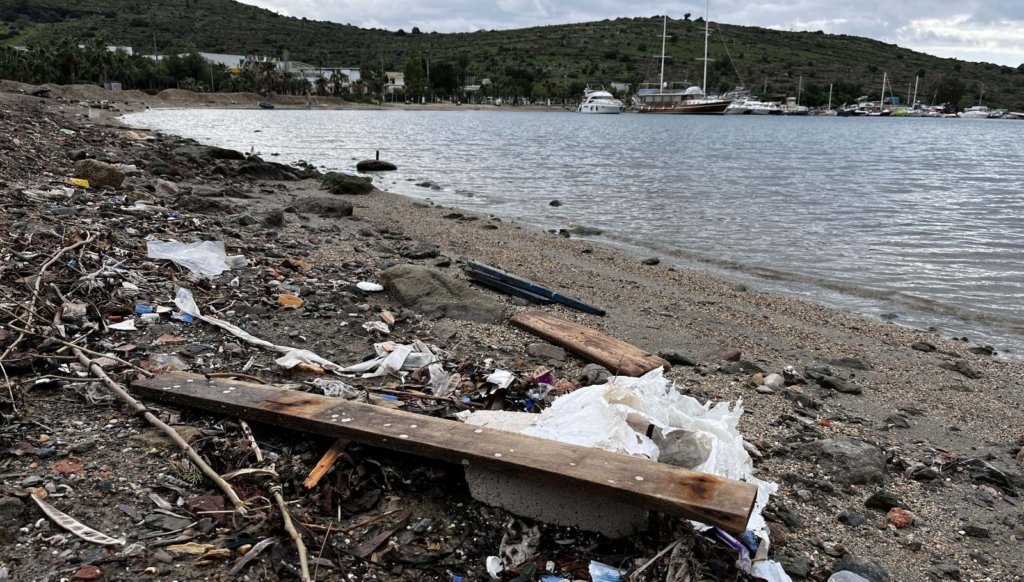 Bodrum’da sağanak sonrası sahiller çöple doldu