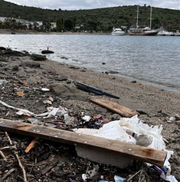 Bodrum’da sağanak sonrası sahiller çöple doldu