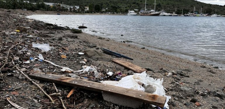Bodrum’da sağanak sonrası sahiller çöple doldu