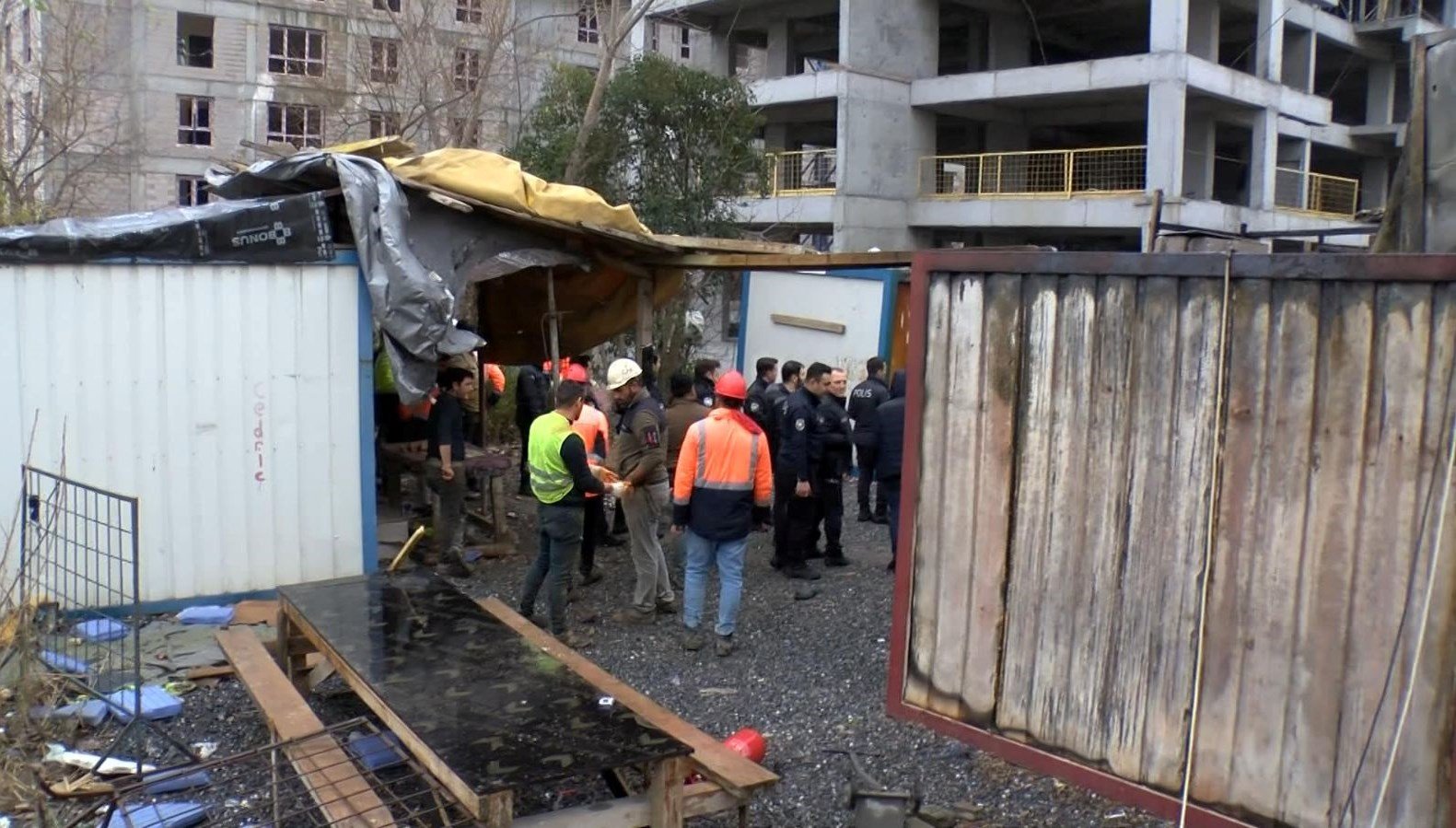 Ataşehir’de işçilerin kaldığı konteynerde yangın çıktı