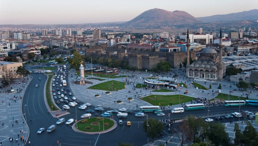 Kayseri’de yüksek gerilim hattına temas eden çatı ustası öldü
