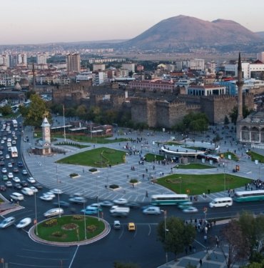 Kayseri’de yüksek gerilim hattına temas eden çatı ustası öldü