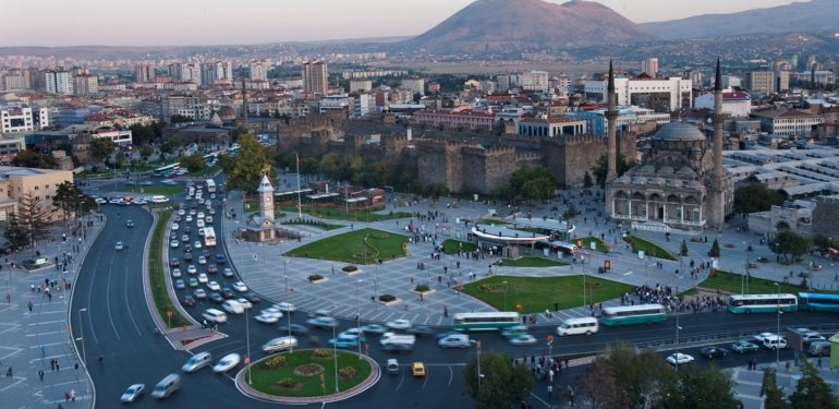 Kayseri’de yüksek gerilim hattına temas eden çatı ustası öldü