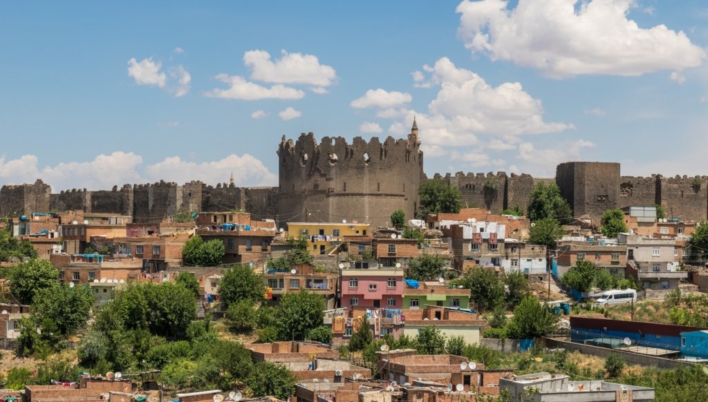 Diyarbakır’da silahlı kavgada 2 kişi yaralandı