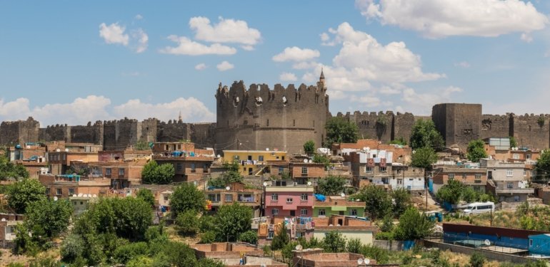 Diyarbakır’da silahlı kavgada 2 kişi yaralandı