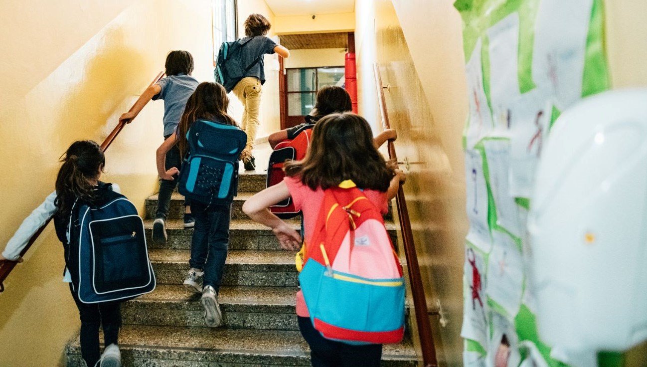 Öğrenciler bugün karne alıp yarıyıl tatiline başlayacak