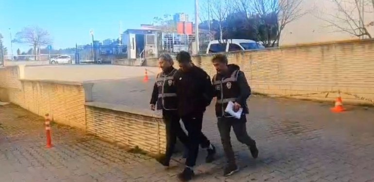 ATM’den para çeken 5 kişiyi yardım etme bahanesiyle dolandırdı