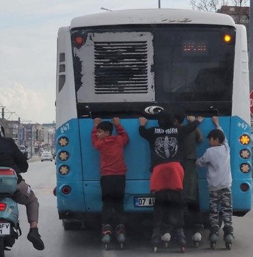 Otobüse tutunan patenli çocukların tehlikeli yolculuğu