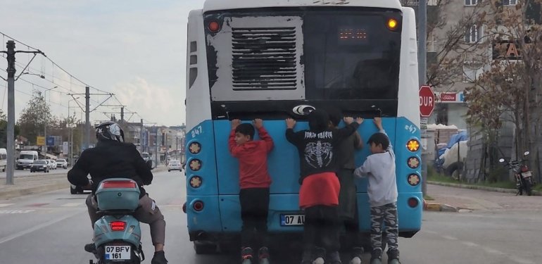 Otobüse tutunan patenli çocukların tehlikeli yolculuğu