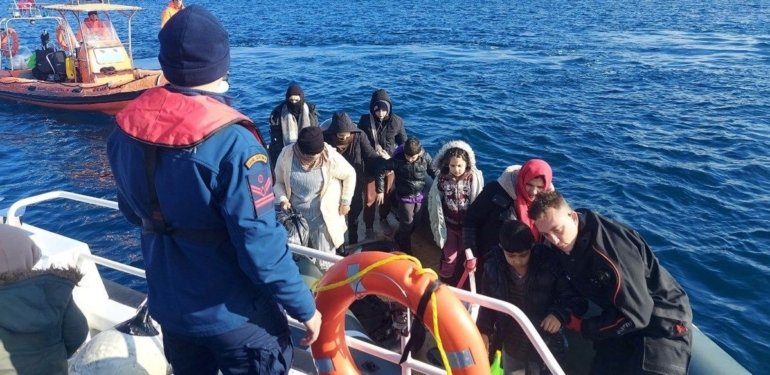 Ayvalık açıklarında 79 düzensiz göçmen kurtarıldı