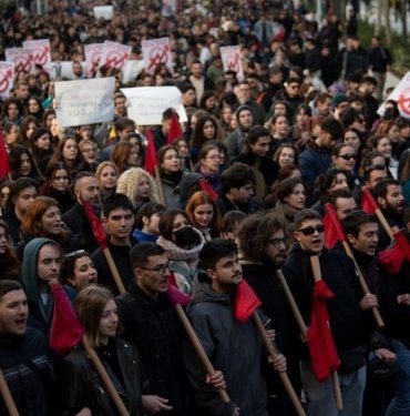 Yunanistan’da öğrenciler özel üniversitelere karşı protesto düzenledi