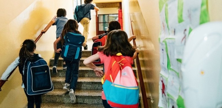 Öğrenciler bugün karne alıp yarıyıl tatiline başladı