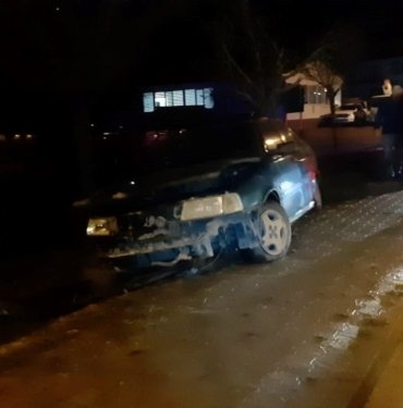 Kontrolden çıkan otomobil yan yattı: 2 yaralı