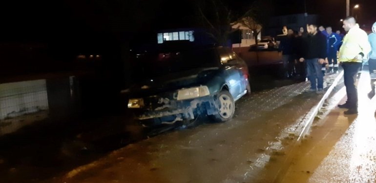 Kontrolden çıkan otomobil yan yattı: 2 yaralı