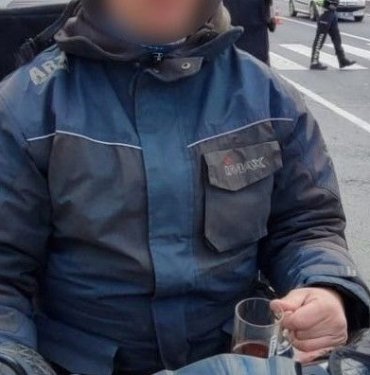 Motosikletiyle seyir halindeyken çay içti