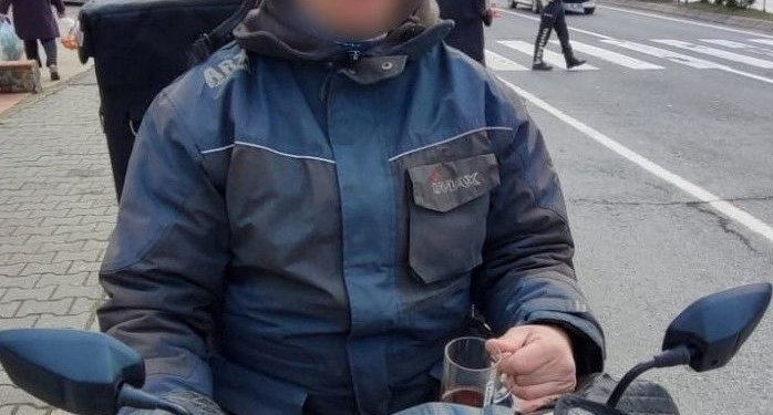Motosikletiyle seyir halindeyken çay içti