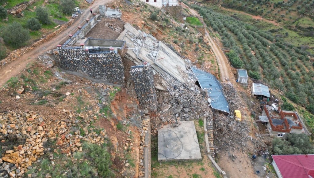 Antalya’da heyelan: 2 katlı ev çöktü