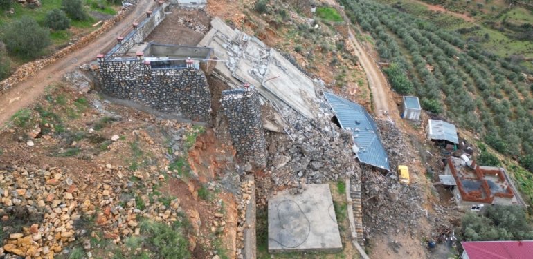 Antalya’da heyelan: 2 katlı ev çöktü