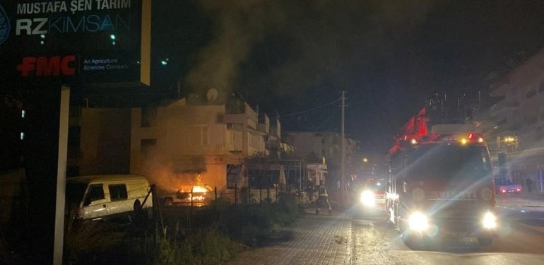 Park halindeki otomobil alev alev yandı