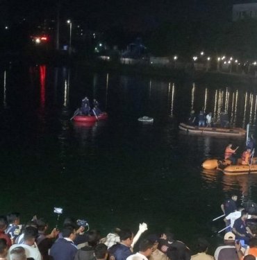 Hindistan’da öğrenci ve öğretmenleri taşıyan tekne alabora oldu: 14 ölü