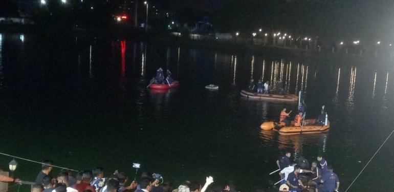 Hindistan’da öğrenci ve öğretmenleri taşıyan tekne alabora oldu: 14 ölü
