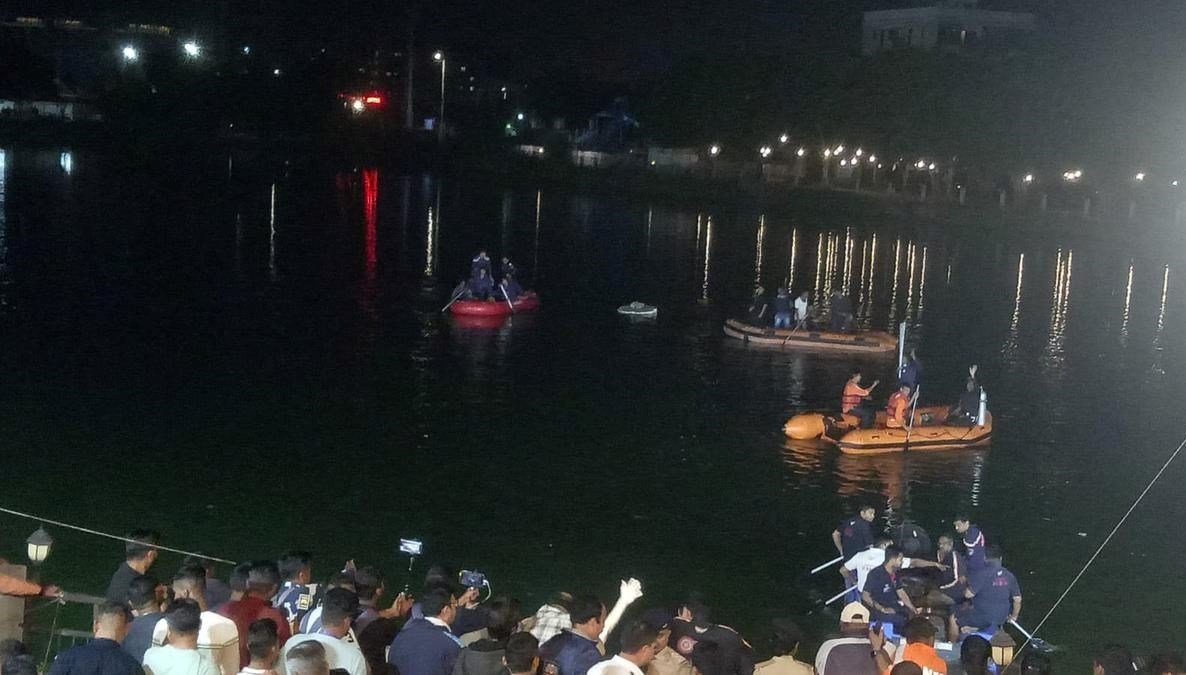 Hindistan’da öğrenci ve öğretmenleri taşıyan tekne alabora oldu: 14 ölü