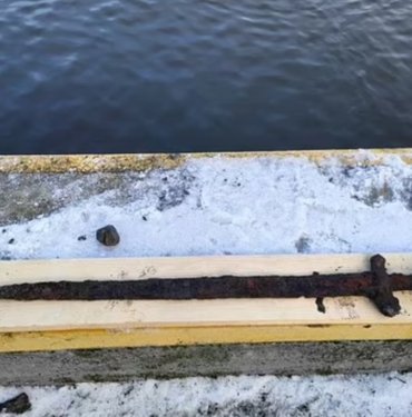Polonya’da bir nehir yatağında bin yıllık “Viking kılıcı” keşfedildi