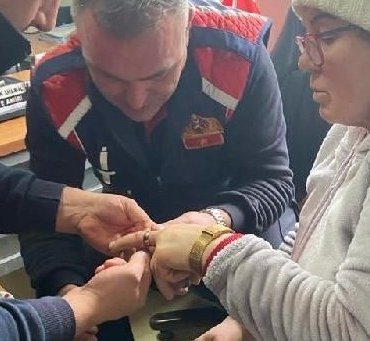 Parmağında sıkışan yüzüğü itfaiye çıkardı