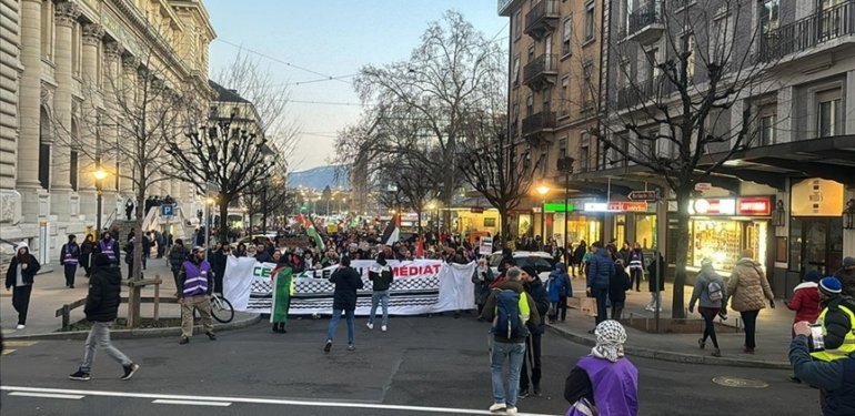Cenevre’de 10 binden fazla kişi soğuk havaya rağmen Filistin için yürüdü