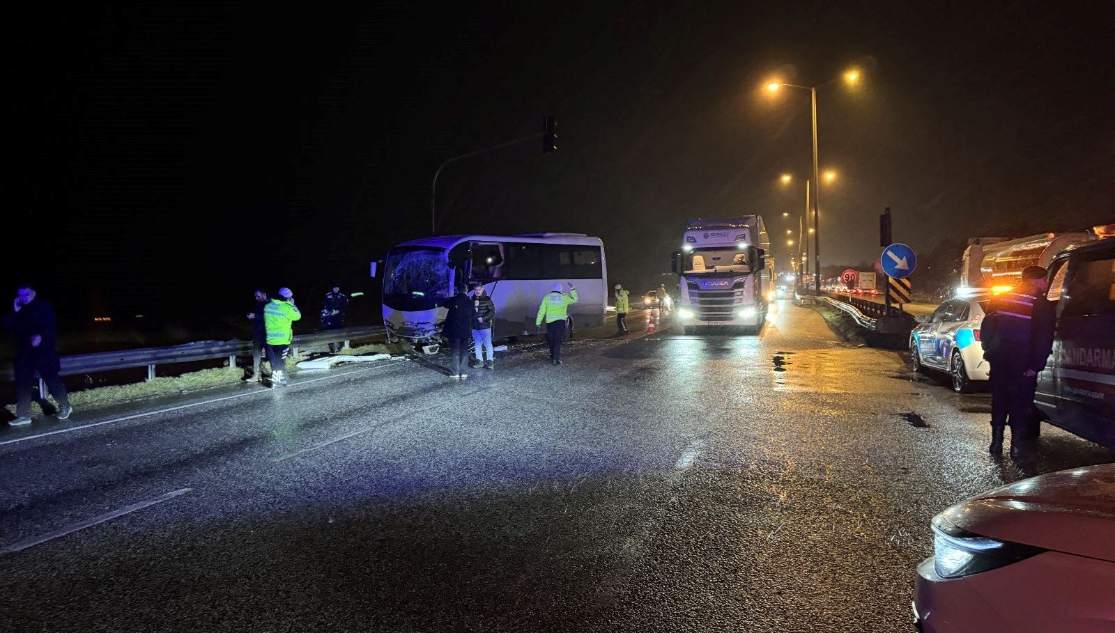 Edirne’de polis servis aracıyla otobüs çarpıştı: 11 kişi yaralandı