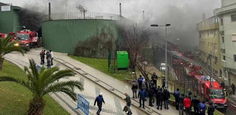 Çengelköy’de katlı otoparkta yangın