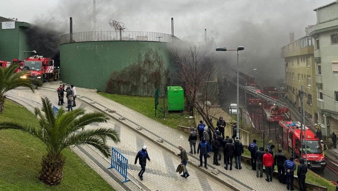 Çengelköy’de katlı otoparkta yangın