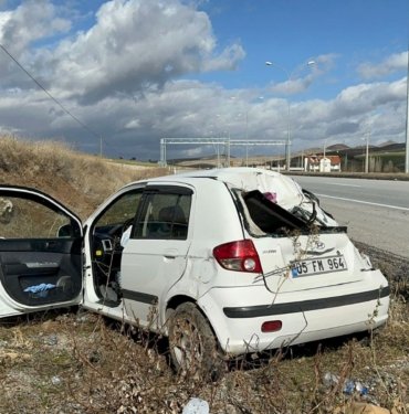Yolda uçan poşet takla attırdı: 3 yaralı