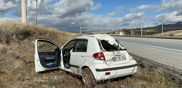 Yolda uçan poşet takla attırdı: 3 yaralı