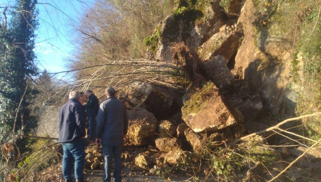 Trabzon’da toprak kayması sonucu yol kapandı