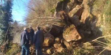 Trabzon’da toprak kayması sonucu yol kapandı