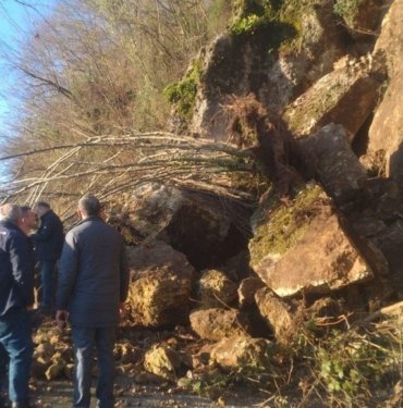 Trabzon’da toprak kayması sonucu yol kapandı