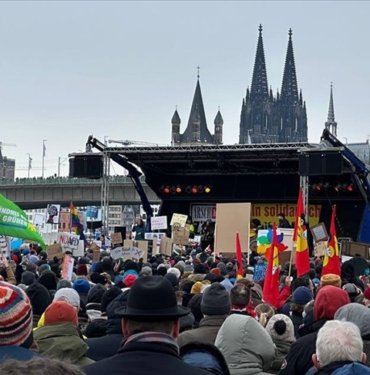 Köln’de 50 bini aşkın kişi, aşırı sağa karşı gösteri yaptı