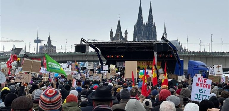 Köln’de 50 bini aşkın kişi, aşırı sağa karşı gösteri yaptı