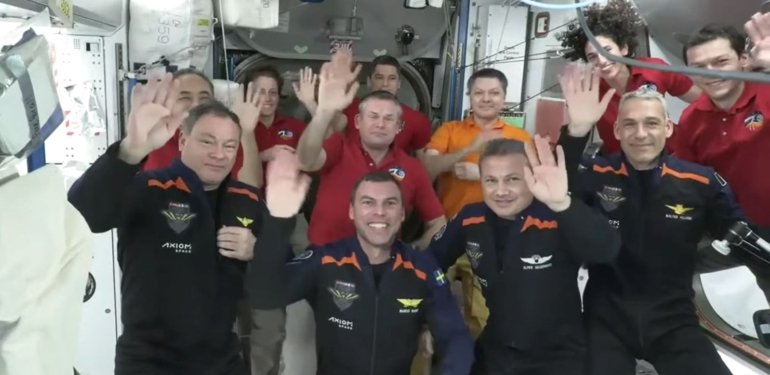 İlk Türk astronot uzayda: Kapsül beklenenden erken kenetlenecek