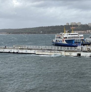 Gökçeada ve Bozcaada feribot seferlerine fırtına engeli