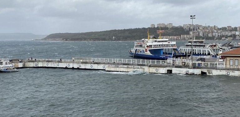 Gökçeada ve Bozcaada feribot seferlerine fırtına engeli