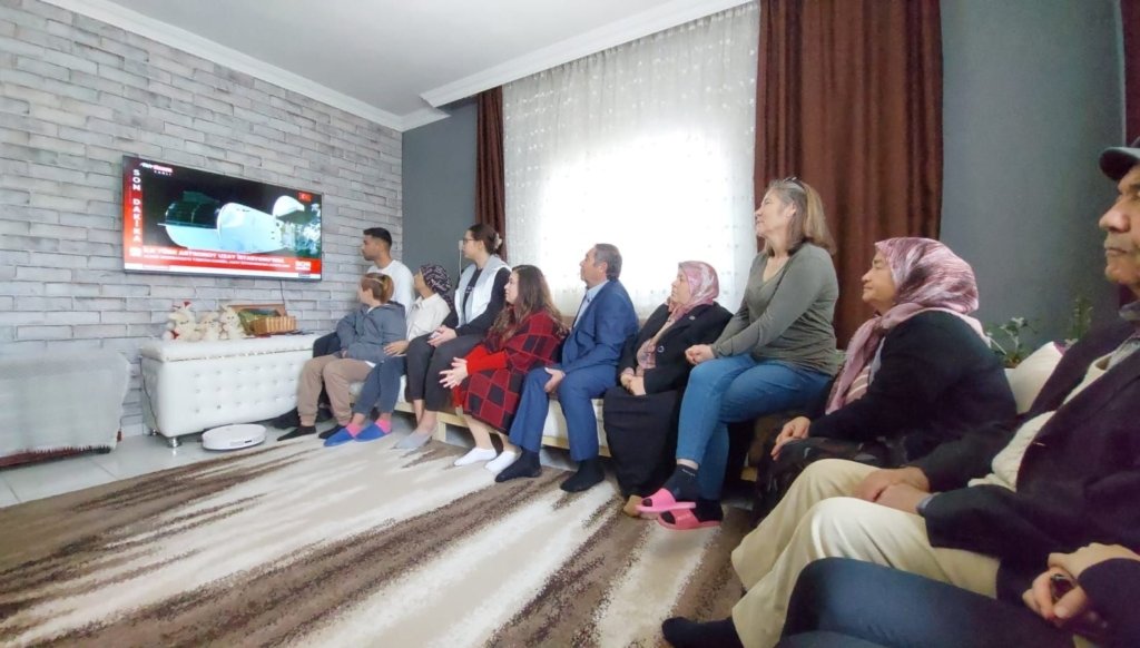 Alper Gezeravcı’nın yakınları kapsülün istasyona kenetlenmesini heyecanla izledi
