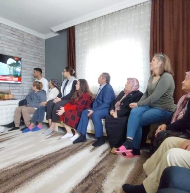 Alper Gezeravcı’nın yakınları kapsülün istasyona kenetlenmesini heyecanla izledi