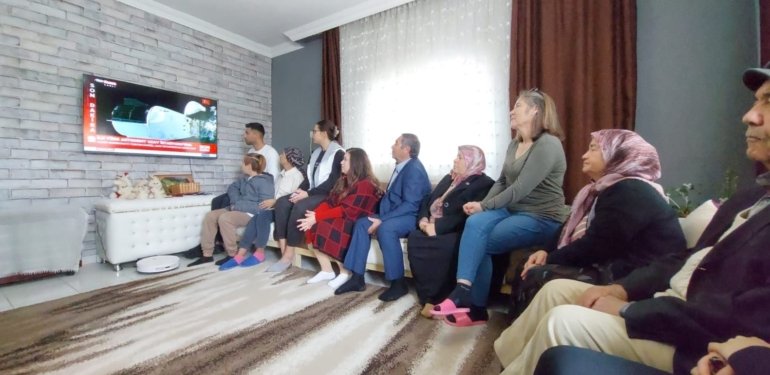 Alper Gezeravcı’nın yakınları kapsülün istasyona kenetlenmesini heyecanla izledi