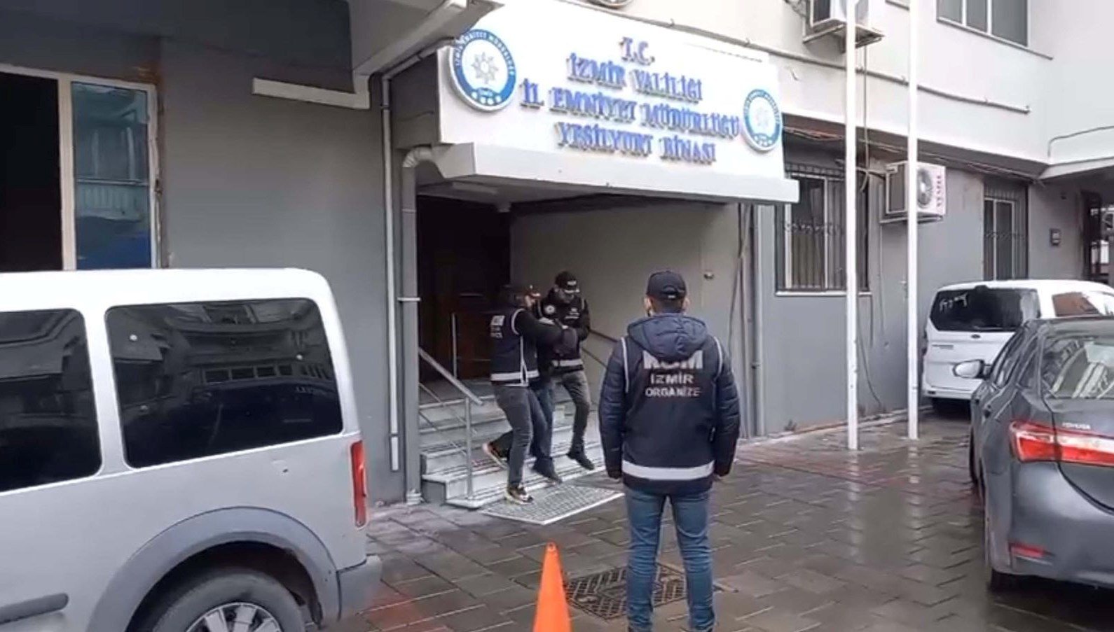 İzmir’de silah kaçakçılığı operasyonu: 2 kişi tutuklandı
