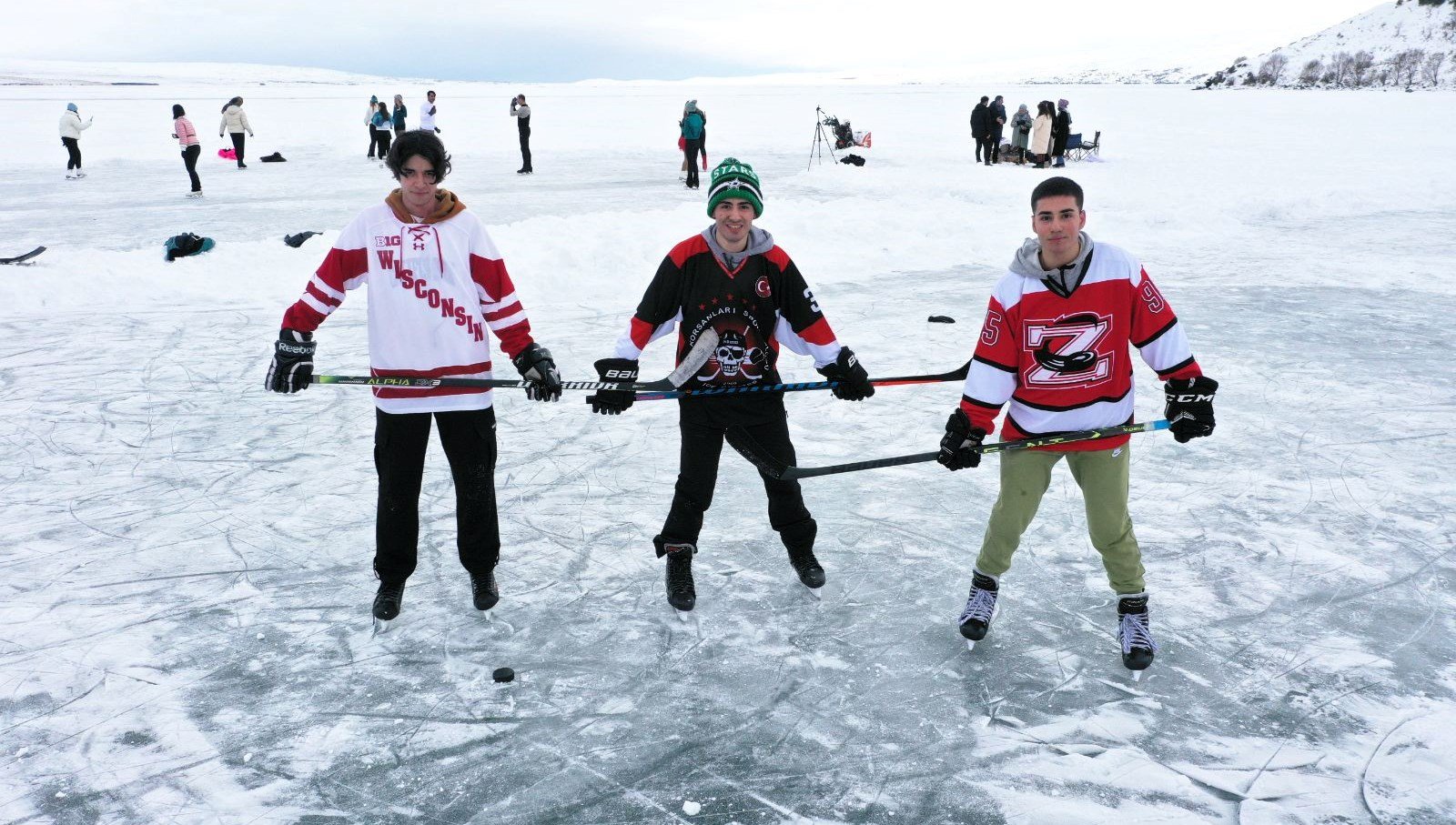Dünyanın en hızlı takım oyunu buz hokeyini Çıldır Gölü’nde oynadılar