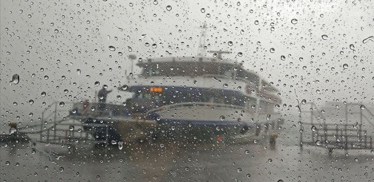 İzmir’de vapur seferleri hava muhalefeti nedeniyle iptal edildi