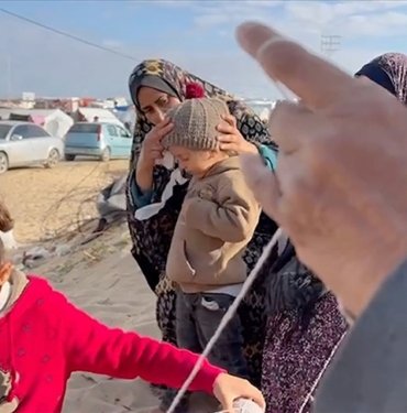 Gazzeli çocukların Şinaz teyzeleri, yıpranmış iplerden ördüğü berelerle küçük bedenleri ısıtmaya çalışıyor