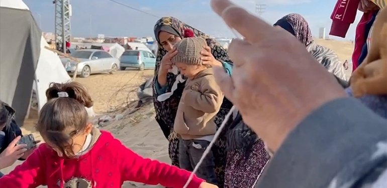 Gazzeli çocukların Şinaz teyzeleri, yıpranmış iplerden ördüğü berelerle küçük bedenleri ısıtmaya çalışıyor